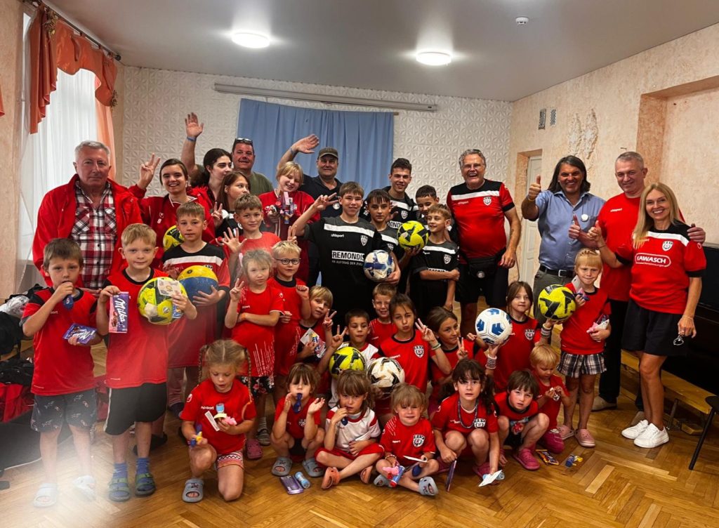 SSV-Fan Dirk Mrotzeck im Kinderheim Schytomyr