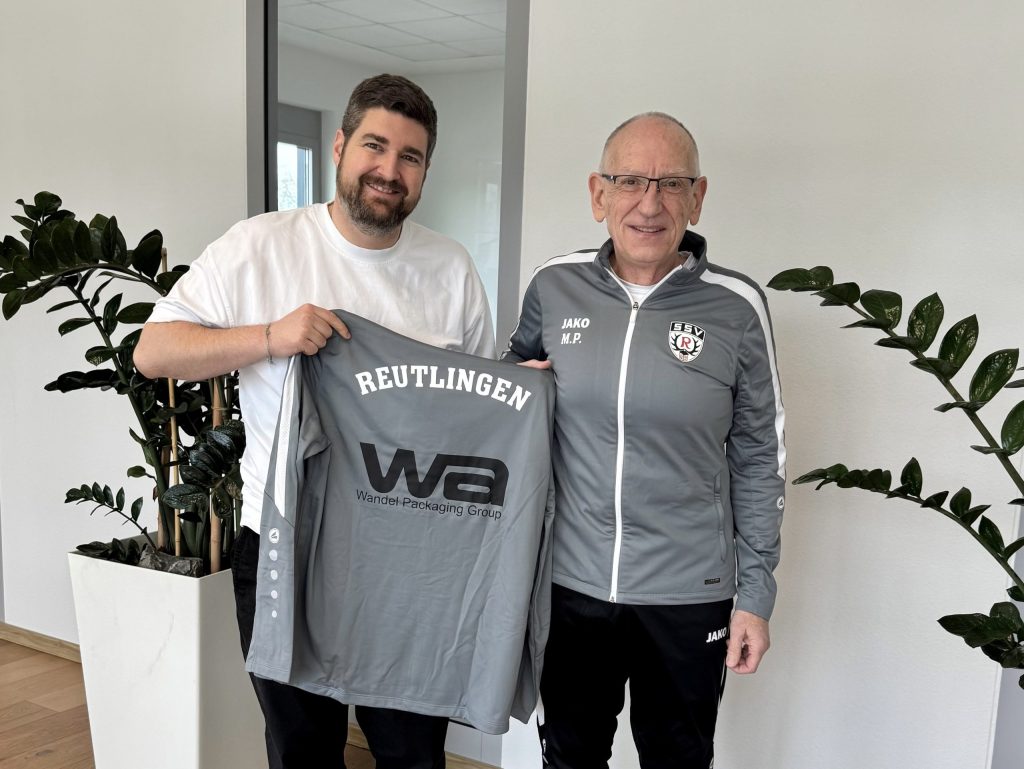 Senioren des SSV Reutlingen 05 freuen sich über neue Trainingsanzüge, die durch die Wandel Packaging Group zur Verfügung gestellt werden.