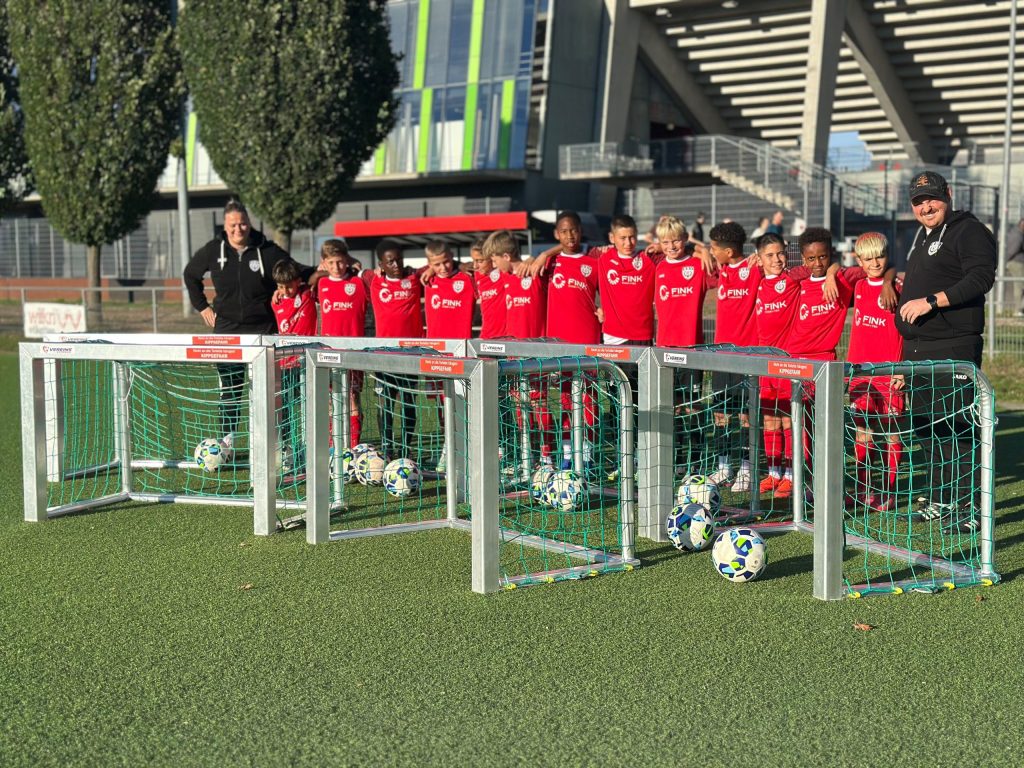Neue Minitore für die Nachwuchsmannschaften und ein Trikotsponsoring für die U12: Fink Chem+Tec aus Leinfelden-Echterdingen unterstützt die Jugendarbeit des SSV Reutlingen 05.
